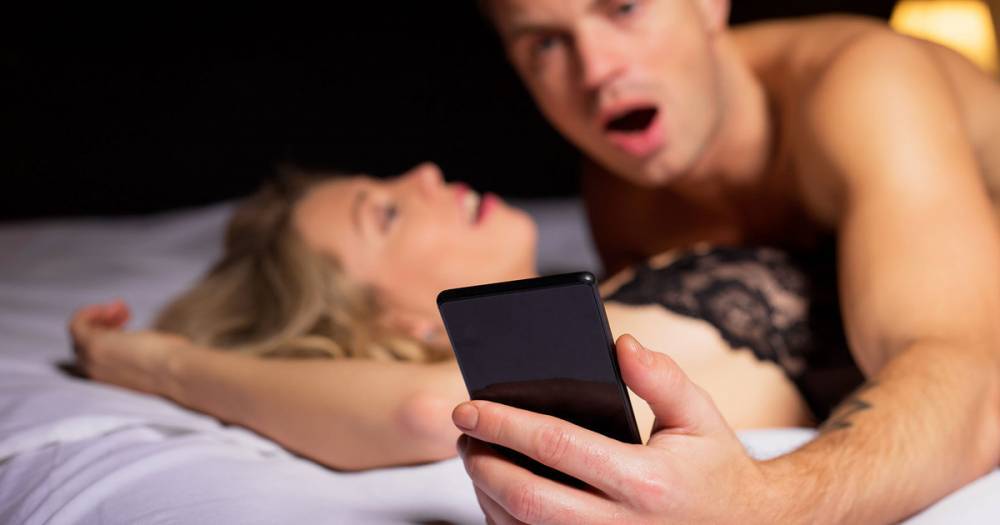 Люди стали чаще пользоваться смартфоном во время секса и похорон