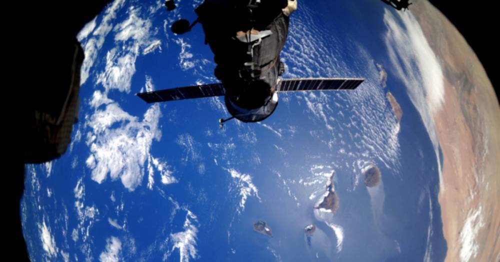 Российские космонавты Мисуркин и Шкаплеров задерживаются в открытом космосе