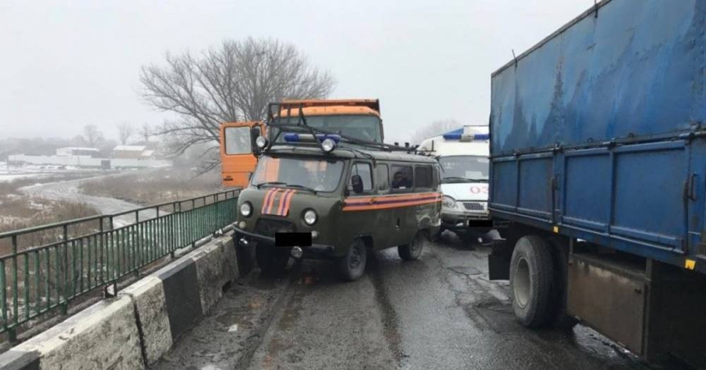 Грузовик врезался в машины ГИБДД, МЧС и скорой на трассе в Ростовской области