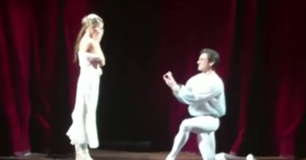Ромео из Новосибирска сделал предложение балерине во время спектакля