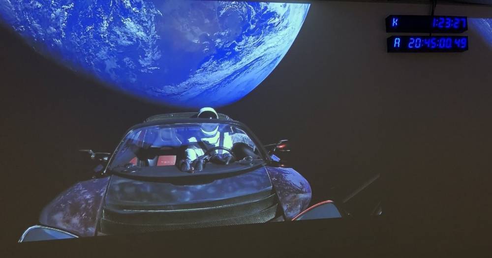 Илон Маск опубликовал видео с электромобилем на орбите Земли