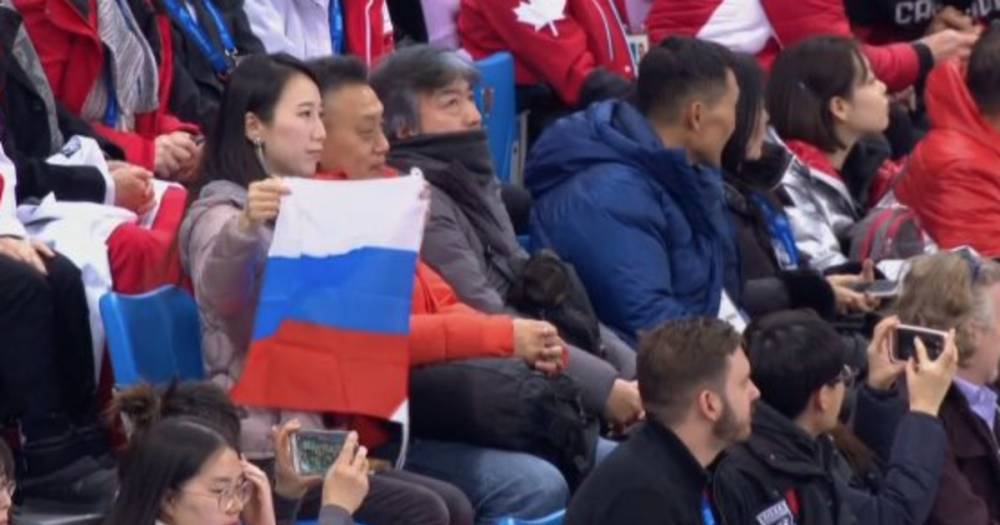 Болельщики из Кореи принесли флаг России на соревнования по фигурному катанию