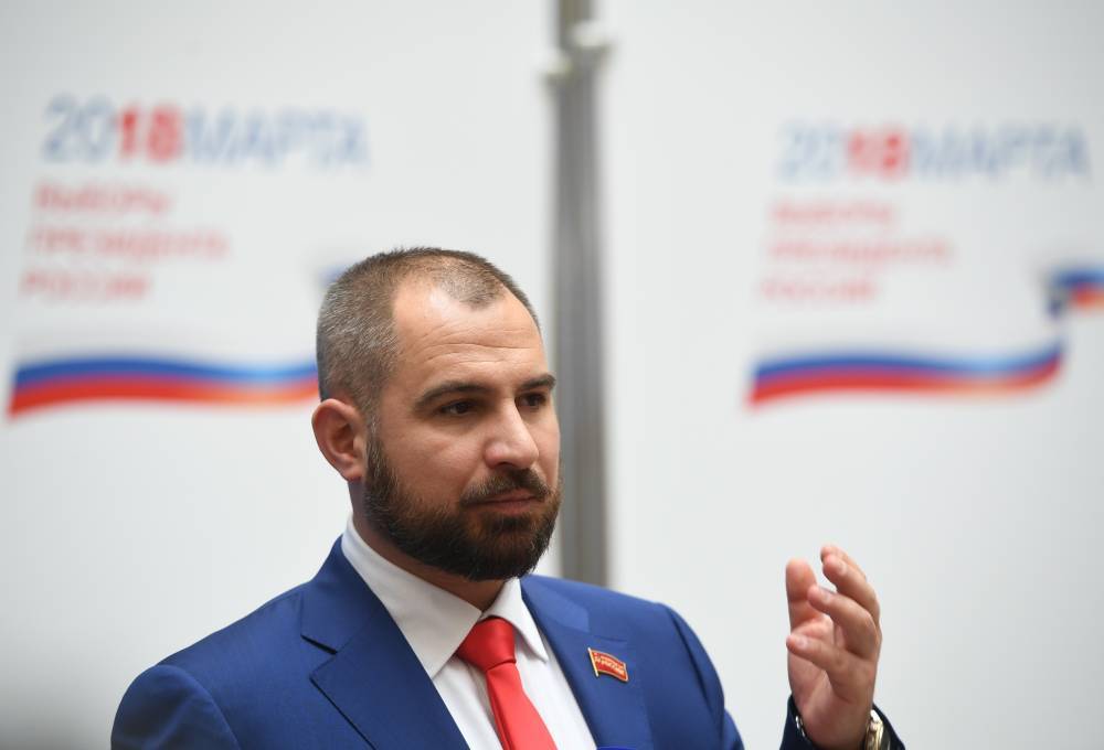 Кандидат Максим Сурайкин проголосовал вместе с матерью
