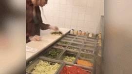 "Потому что хочу домой!" В США работница ресторана при посетителях плюнула в еду
