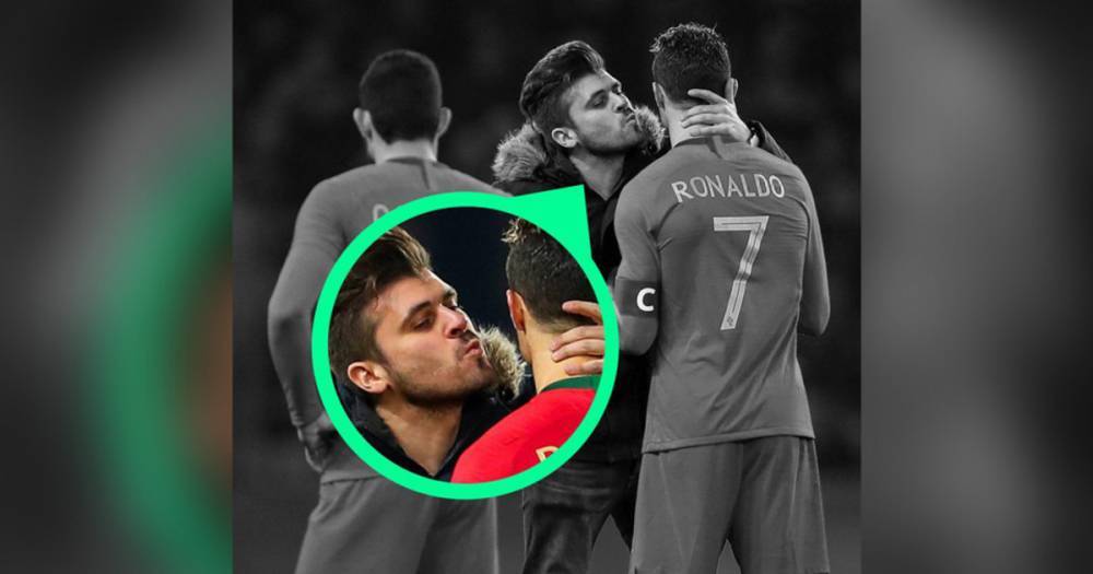 Футбольный фанат выбежал на поле, чтобы поцеловать Роналду