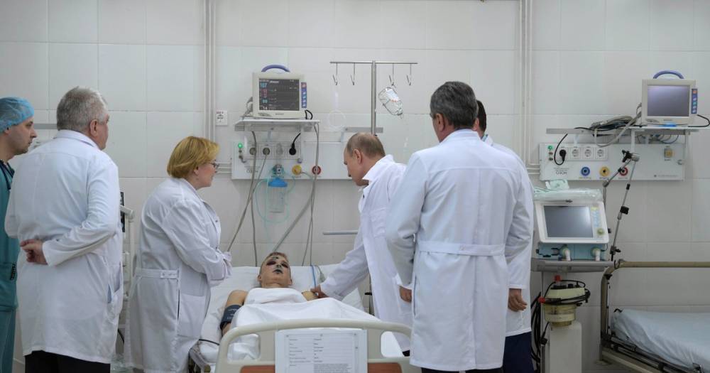 Путин навестил в больнице пострадавших при пожаре в торговом центре в Кемерове