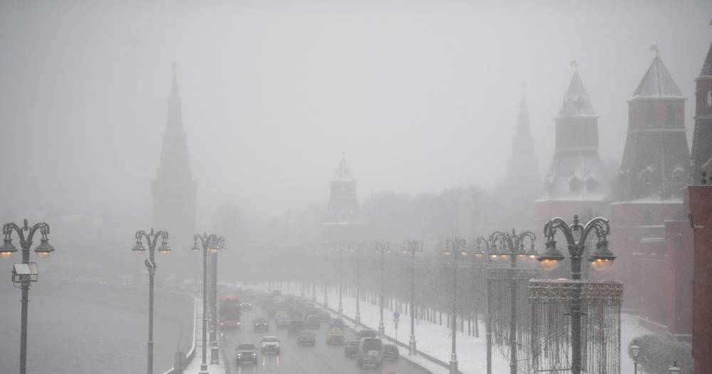 ГИБДД призвала москвичей к осторожности на дорогах во время снегопада