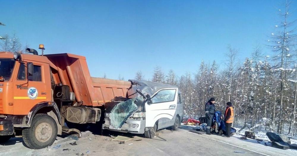 СК начал проверку после смертельного ДТП с маршруткой и грузовиком в Якутии