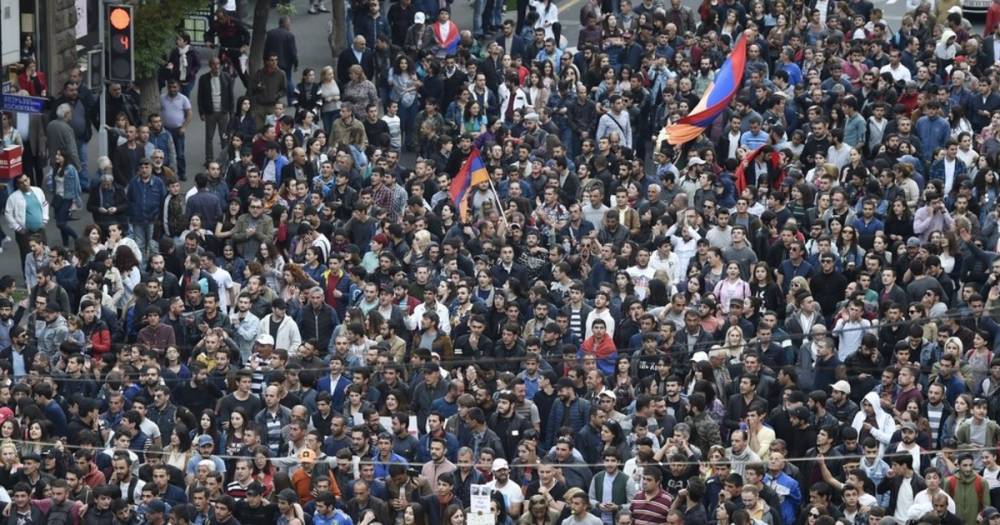 Оппозиция Армении пообещала награду полицейским, которые примкнут к митингу
