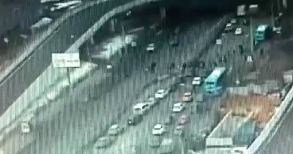 В Москве иномарка на скорости вылетела на переход, есть раненые — видео