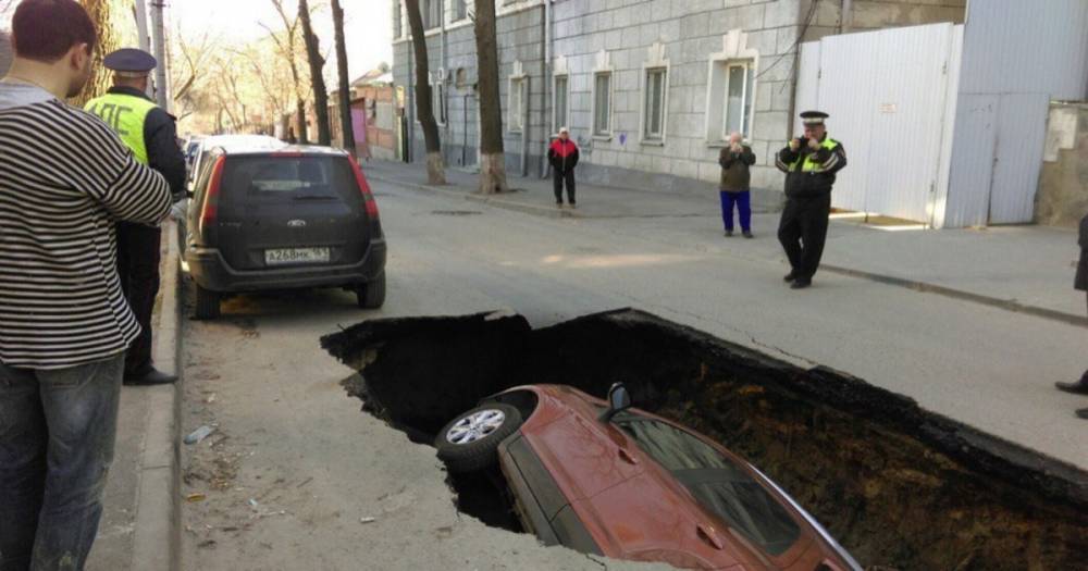 На парковке в Ростове автомобиль целиком провалился под землю — видео