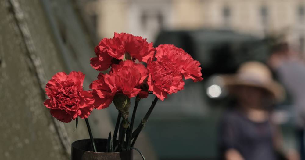 СК проверяет действия подростка, который забрал цветы с памятника ветеранам ВОВ