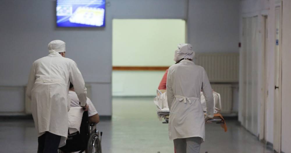 В Томске санитаров медцентра перевели в уборщики, чтобы не повышать им зарплату
