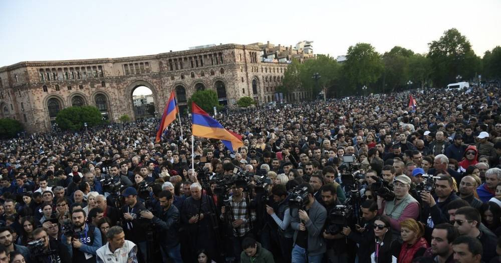 В Армении сторонники оппозиции заблокировали входы в несколько министерств