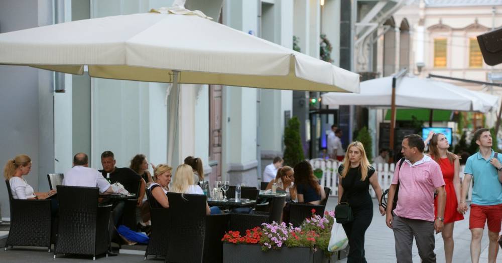 Московских рестораторов попросили ограничить работу летних веранд из-за непогоды
