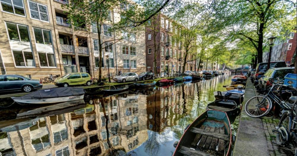 Турист погиб, пытаясь помочиться в канал в Амстердаме