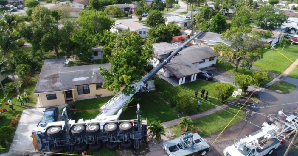 Во Флориде подъёмный кран рухнул на жилые дома
