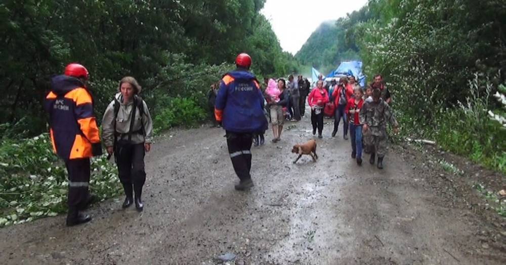 Спасатели эвакуировали туристов, отрезанных разливом рек в Приморье