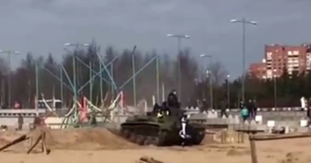 СК возбудил дело по факту падения троих человек с танка в Петербурге