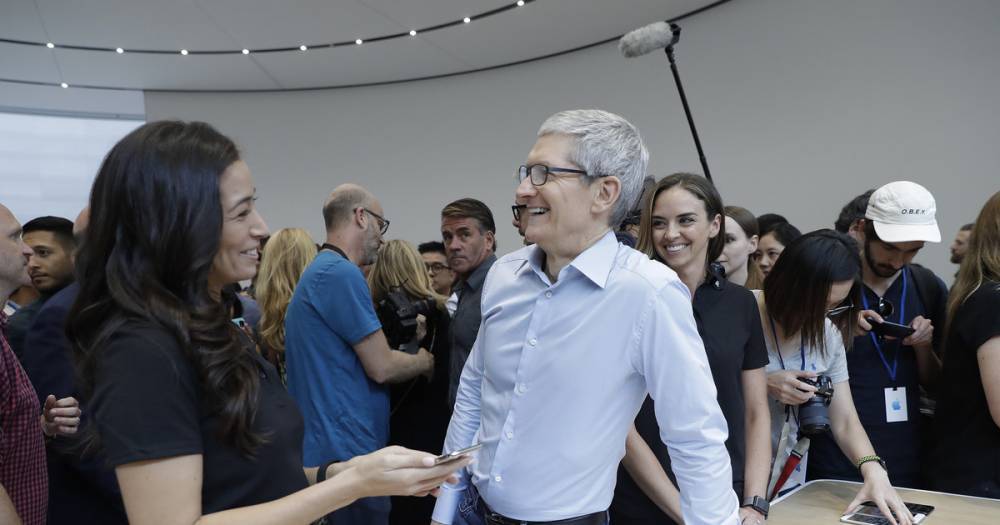 Тим Кук заставил сотрудников Apple работать стоя