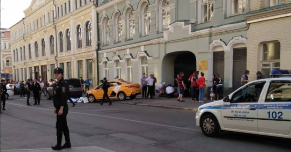 В центре Москвы открыто движение по Ильинке, где таксист сбил пешеходов