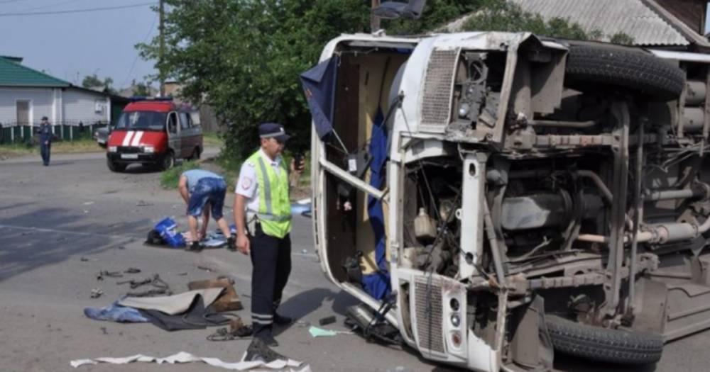Два автобуса и легковушка столкнулись под Красноярском, есть пострадавшие