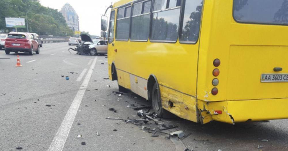 Пьяные киевляне устроили дрифт и разбили три автобуса в День Конституции