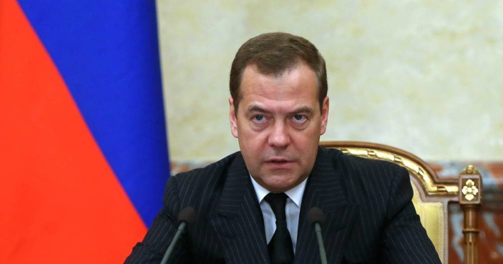 Медведев поручил отменить валютный контроль при экспорте некоторых товаров