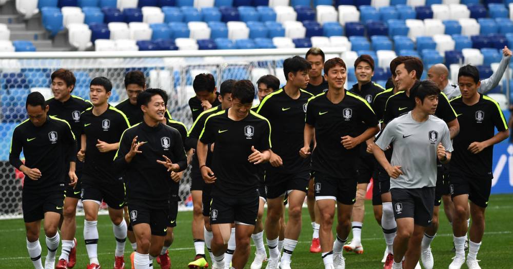 Вернувшуюся с ЧМ сборную Южной Кореи фанаты забросали яйцами на родине