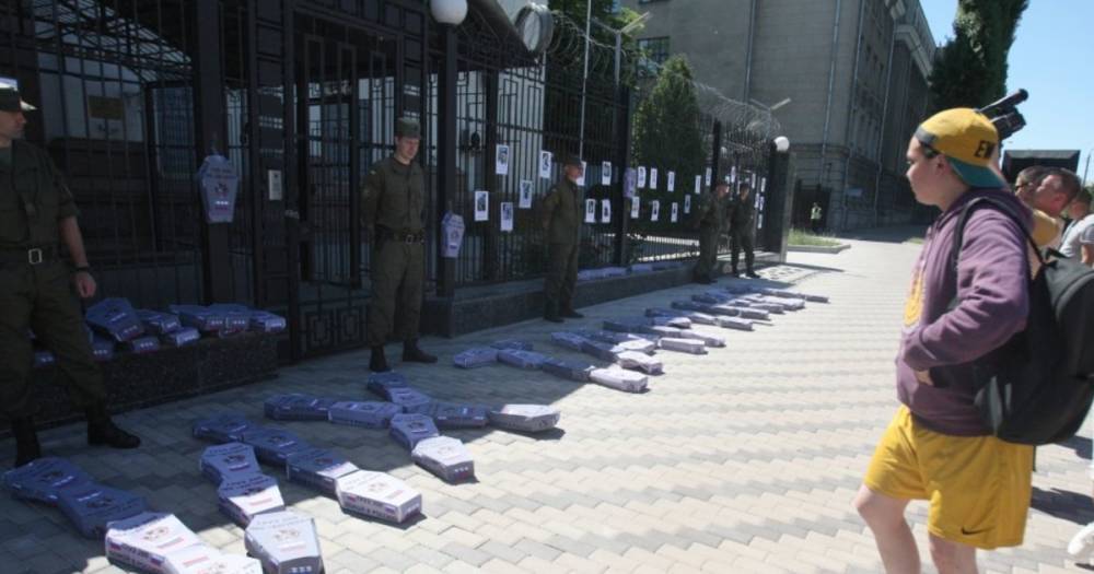 У Посольства РФ в Киеве выложили гробы