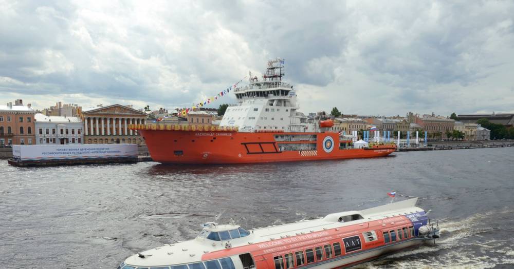 В Петербурге подняли российский флаг на ледоколе "Александр Санников"