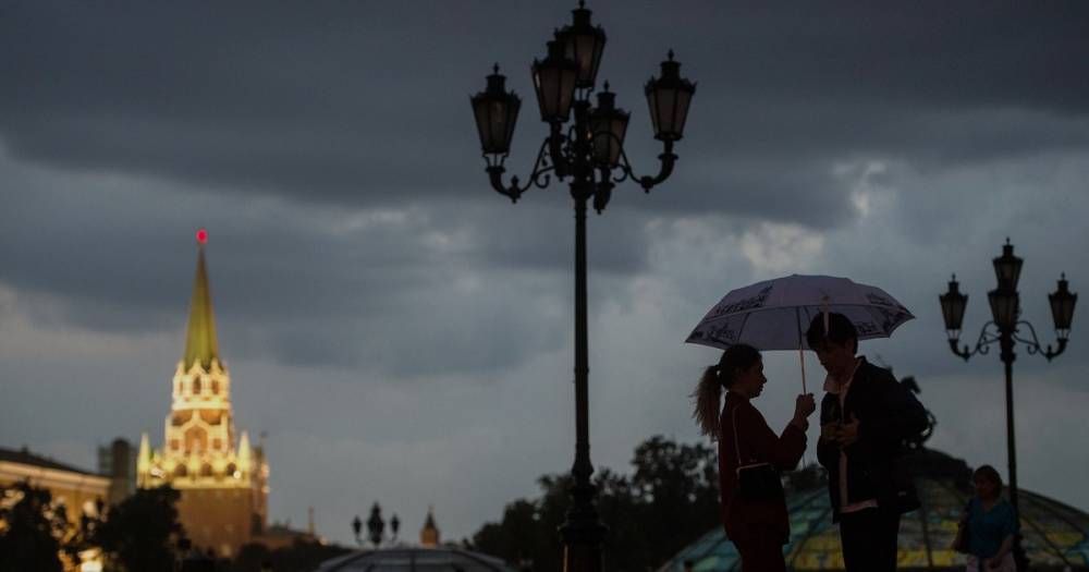 Гроза и резкое похолодание ожидаются в Москве во вторник
