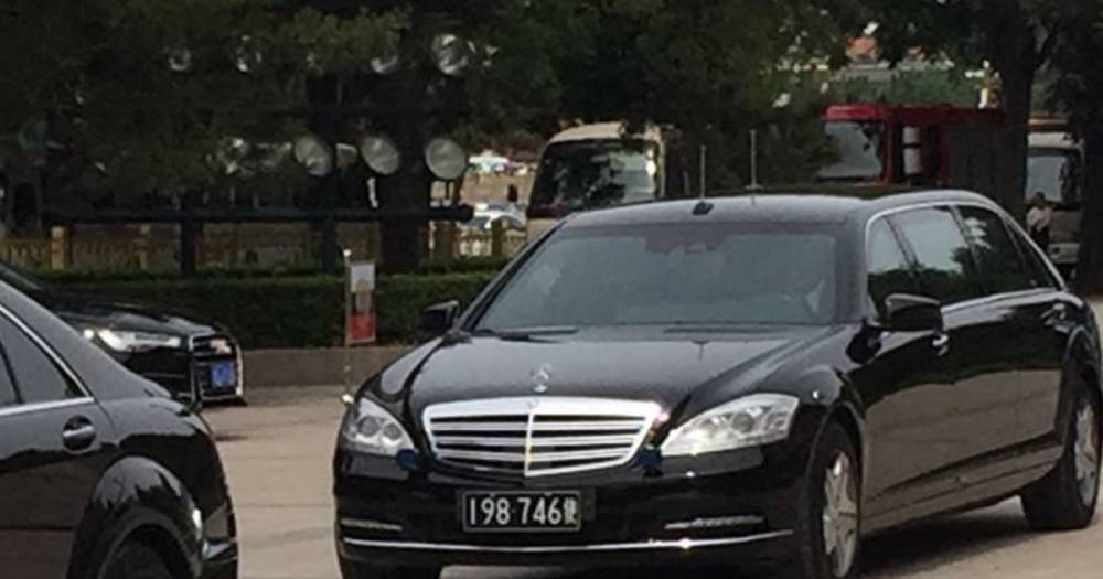 На Mercedes-Benz с китайскими номерами. Путин не взял "кортеж" в Пекин