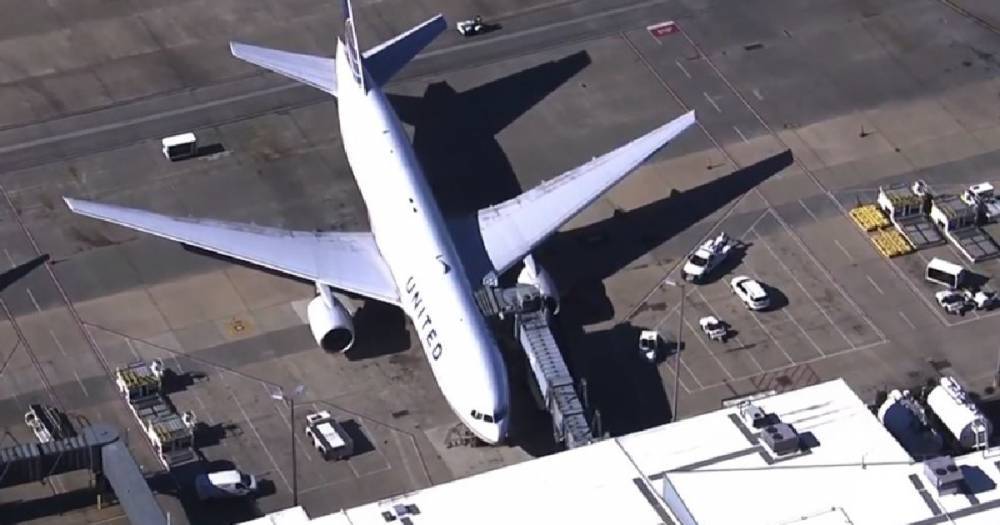 В США в аэропорту автомобиль-цистерна врезался в самолёт