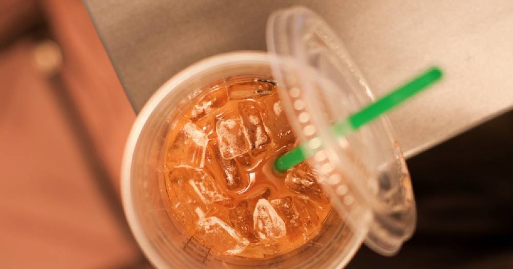 Starbucks отказывается от пластиковых трубочек