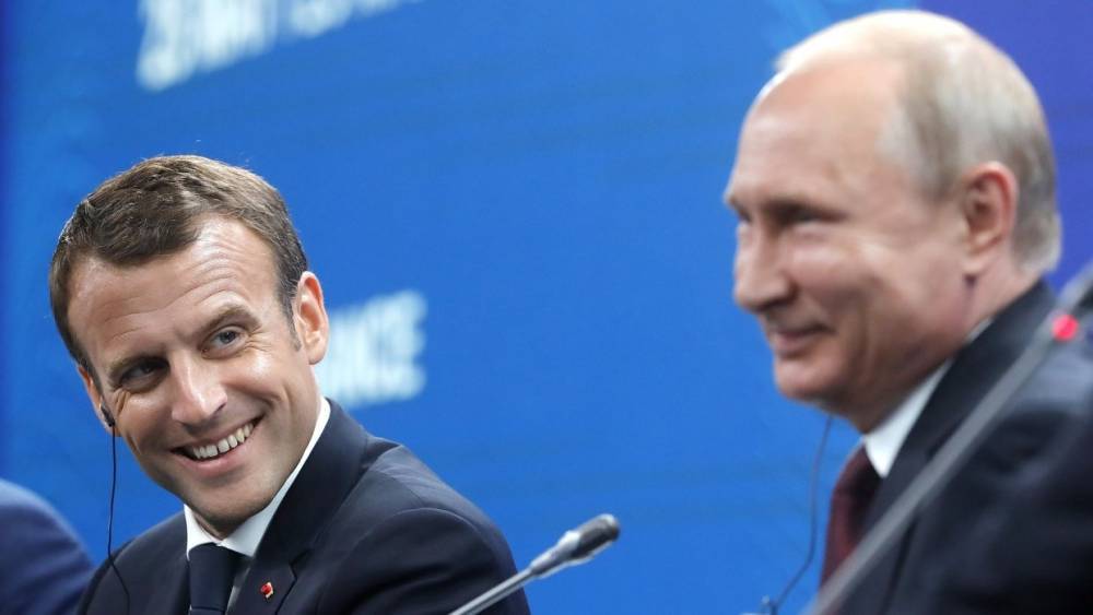 Путин поздравил Макрона с выходом французской сборной в финал ЧМ-2018