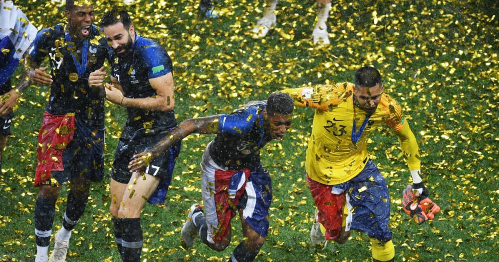 Французские футболисты прервали пресс-конференцию Дешама шампанским и песнями