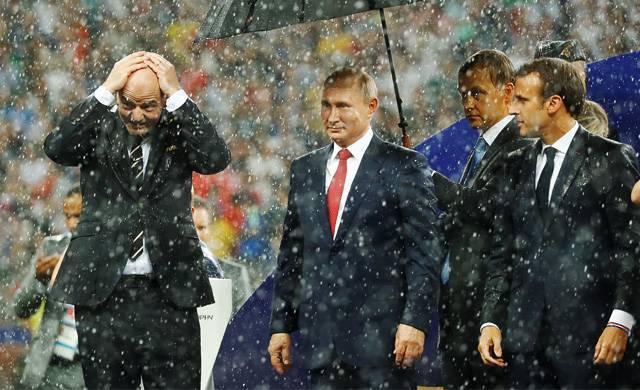 Путин под зонтом во время дождя на награждении команд в финале чемпионата мира по футболу