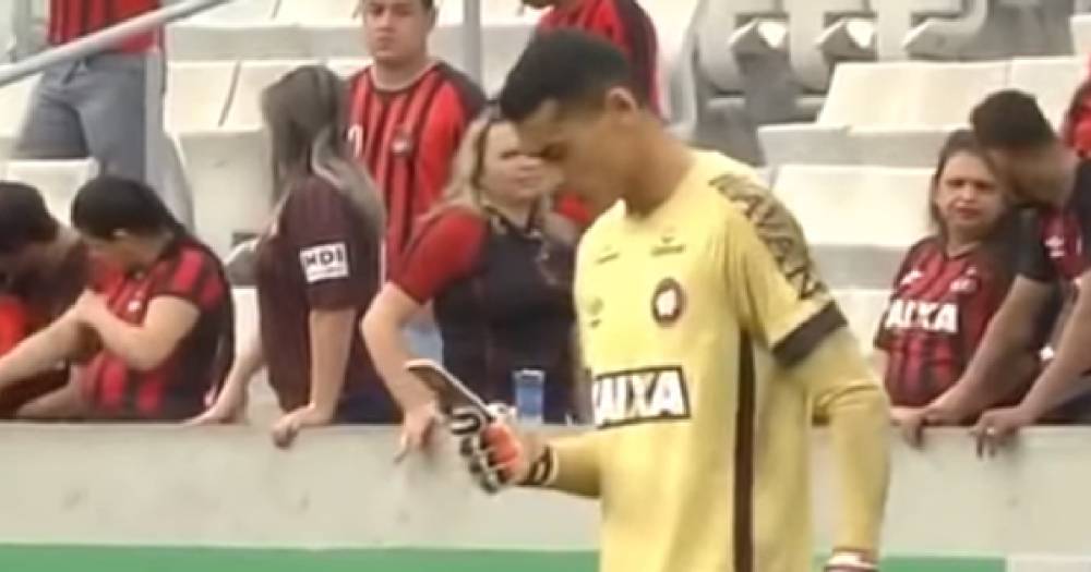 Бразильского вратаря наказали за использование смартфона во время матча