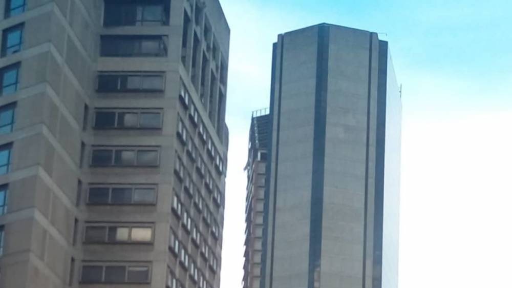 Двухсотметровый небоскреб накренился из-за землетрясения в Каракасе