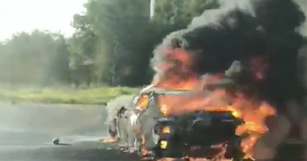 В Подмосковье Bentley сгорел после столкновения с мотоциклом