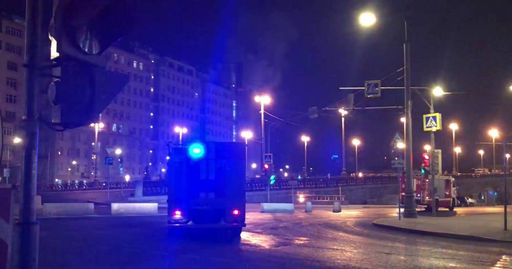 В центре Москвы загорелась крыша "Дома на набережной"