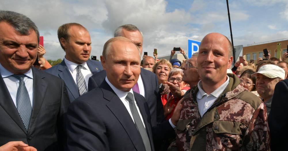 Путин провёл встречу с жителями Омска и расписался в школьных дневниках
