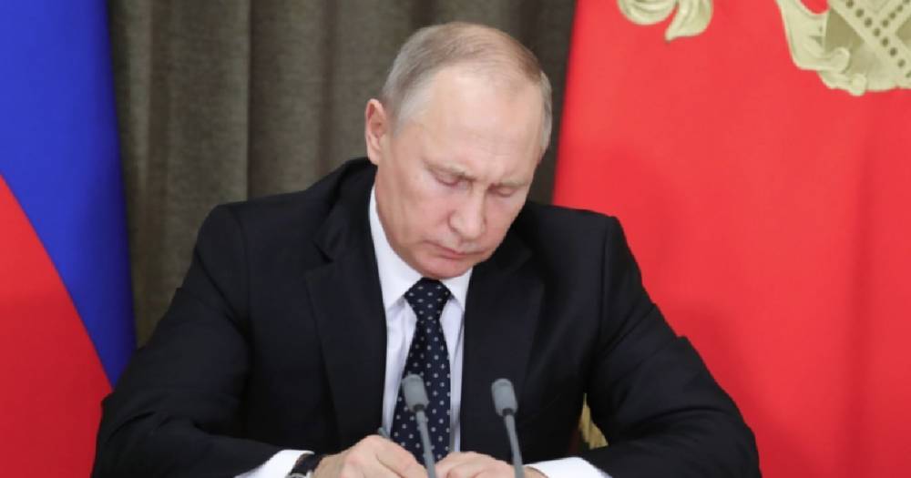 Путин подписал закон о постепенном снижении пошлин на экспорт нефти