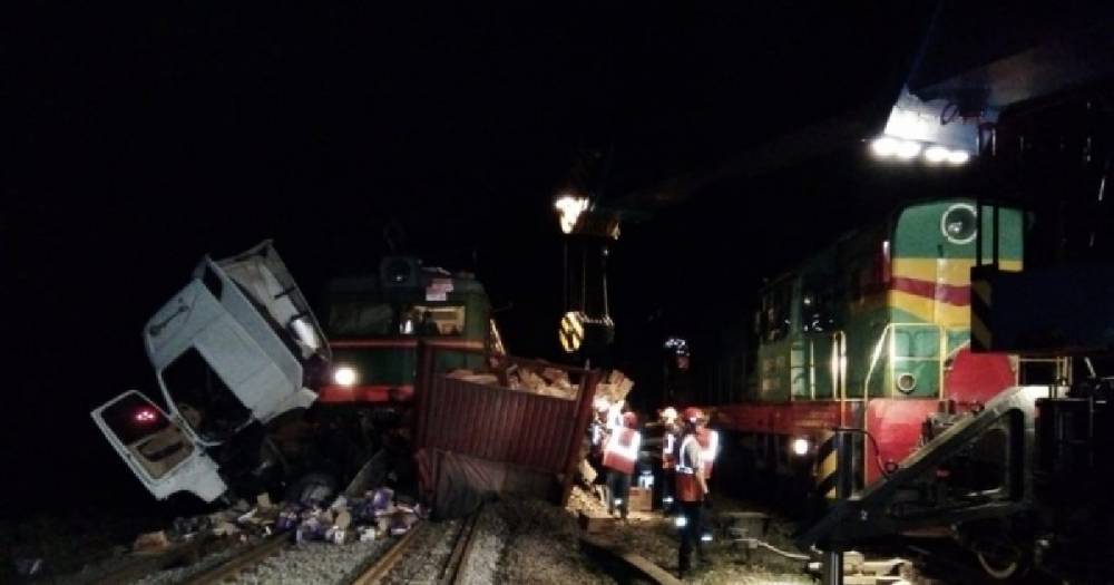 На переезде во Владимирской области товарный поезд снёс грузовик, есть жертвы