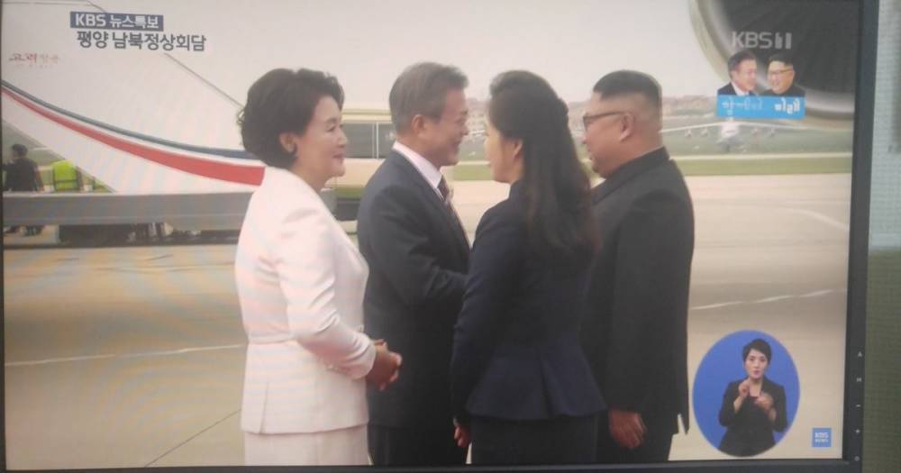 Ким Чен Ын лично встретил Мун Чжэ Ина в аэропорту