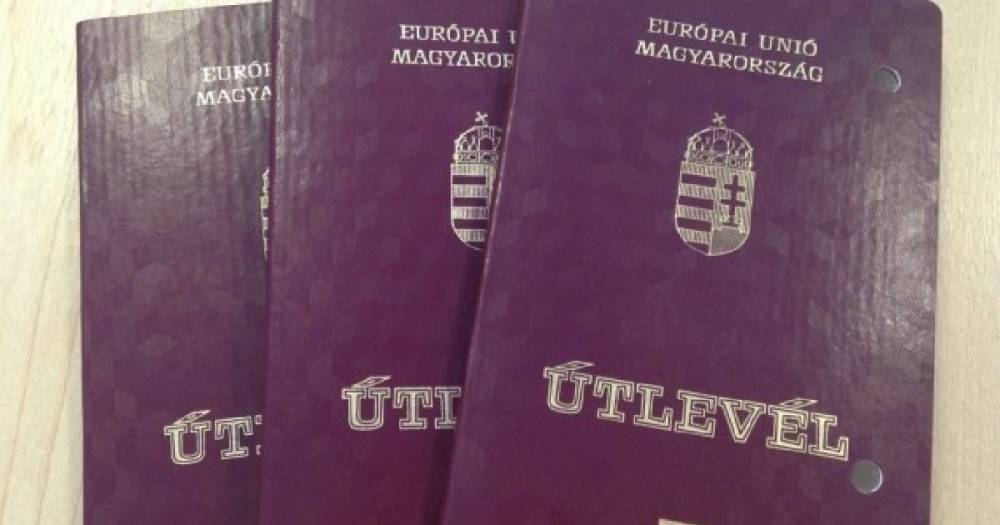 С клятвой и шампанским. Появилось видео, как украинцы получают паспорта Венгрии