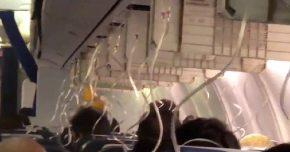 В Индии из-за потери давления в кабине самолёта пострадали 30 человек