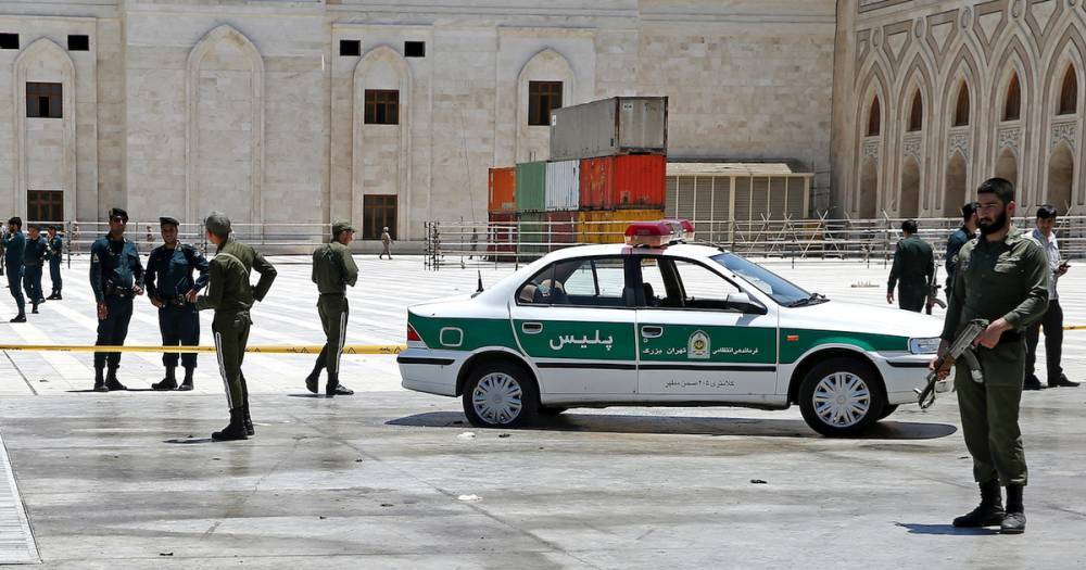 При теракте на параде в Иране погибло минимум восемь военных