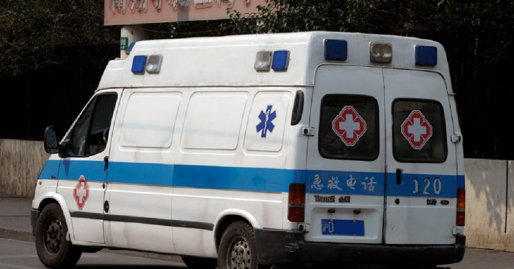В Китае прохожие сломали руки, спасая падающую с четвёртого этажа девочку